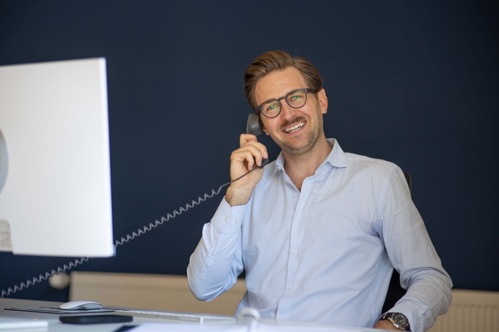Max Mattis im Telefongespräch an seinem Schreibtisch in der Geschäftsstelle Kassel