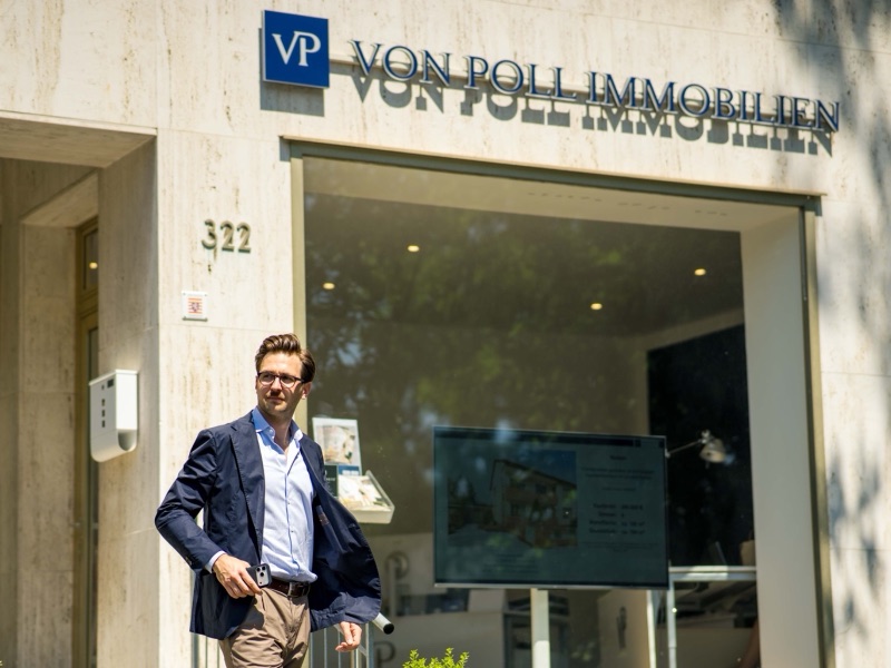 Max Mattis vor der Geschäftsstelle VON POLL IMMOBILIEN, Wilhelmshöher Allee 322