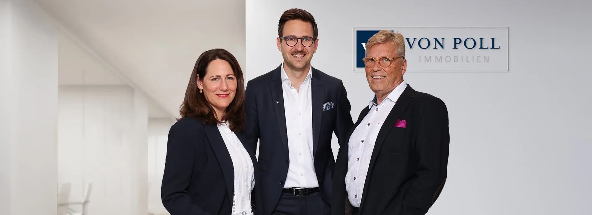 Max Mattis mit dem Team von VON POLL IMMOBILIEN in der Geschäftsstelle Kassel